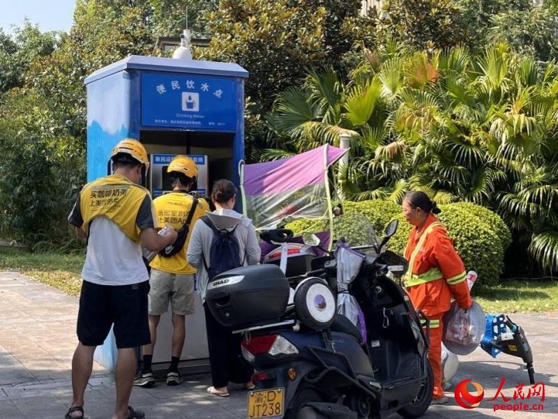 9月5日，正在“0011”號便民飲水點排隊接水的市民。周小平攝